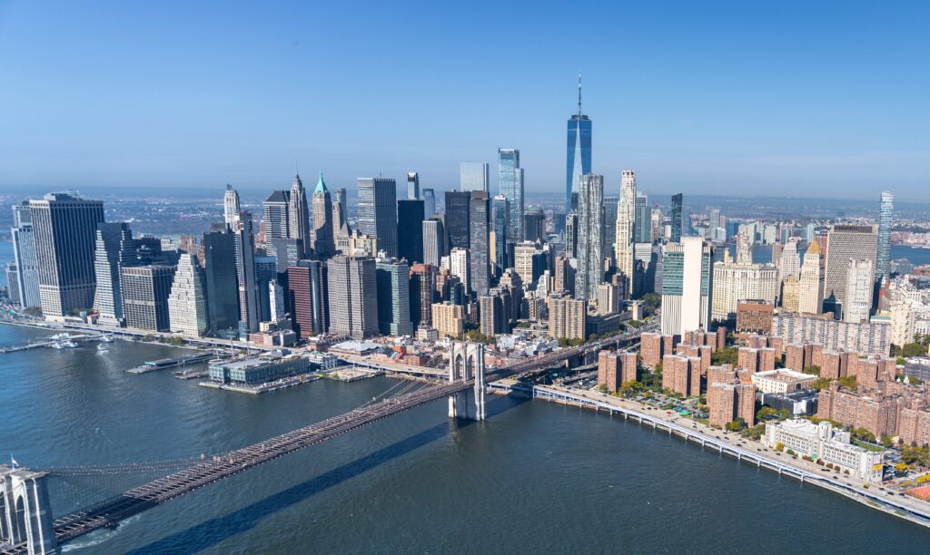 eFlexion/ Shutterstock |Légi felvételek a New York-i városi sziluett modern épületeiről, New York, Amerikai Egyesült Államok