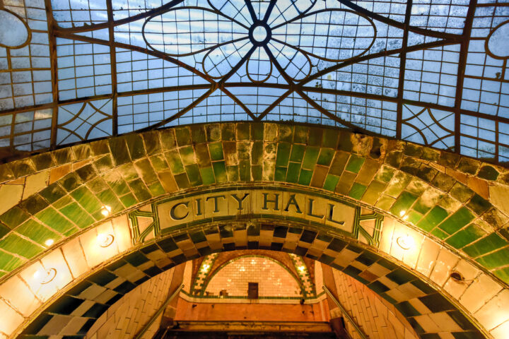 New York, USA – 2015. május 30.: City Hall metróállomás Manhattanben. A város nevezetes állomása, amelyet 1904-ben építettek a New York-i metróhálózat megnyitására.