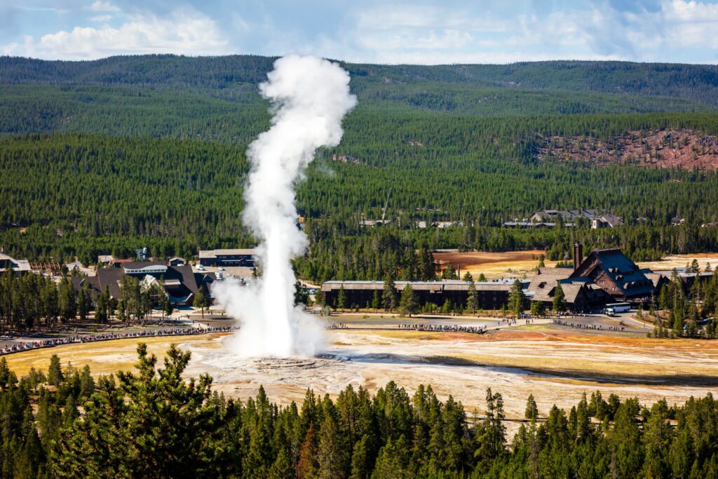 Az Old Faithful gejzír a Yellowstone Nemzeti Parkban